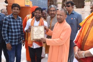 cm yogi Adityanath | Wooden Hanuman Chalisa | shreshth uttar pradesh |