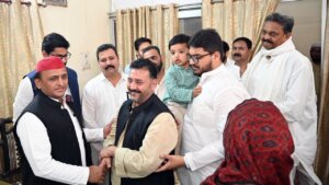 akhilesh yadav with mukhtar ansari family