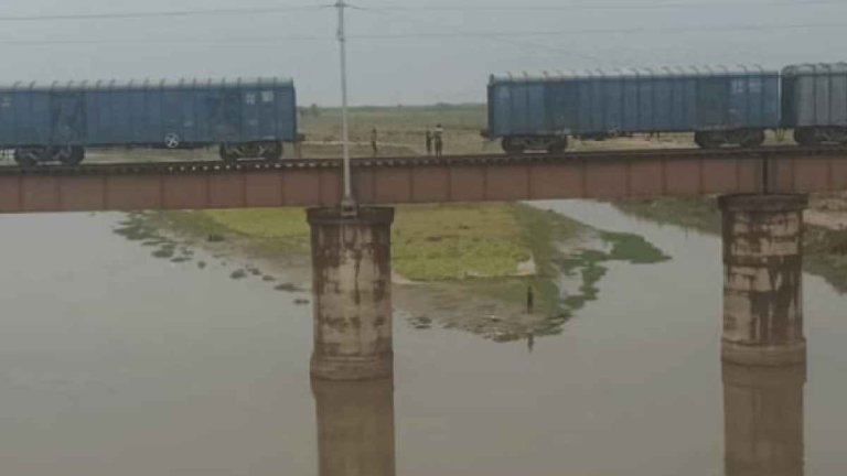 goods-train-split-into-two-parts-on-the-ramganga-bridge-in-bareilly