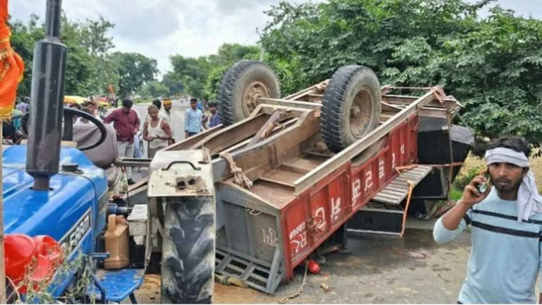 Trolley overturned while returning after Jalabhishek one Kanwariya died three injured