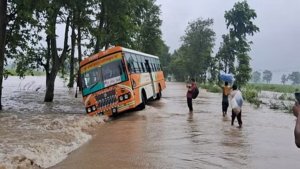 Lakhimpur Kheri Strong flow of water on Palia Bhira road roadways bus narrowly escaped from overturning read