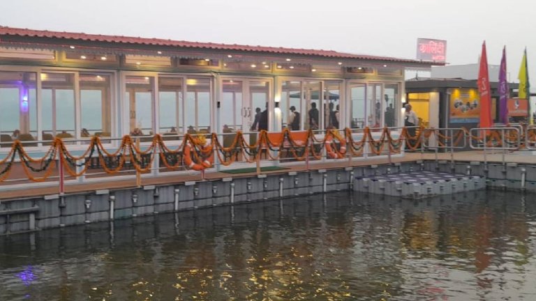 Floating Restaurant In Mahakumbh | Shresth uttar pradesh |